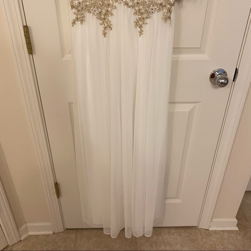 Betsy & Adam V-Neck Mesh-Waist Embroidered Chiffon Gown in White/Gold Size 4 - Picture 6 of 11